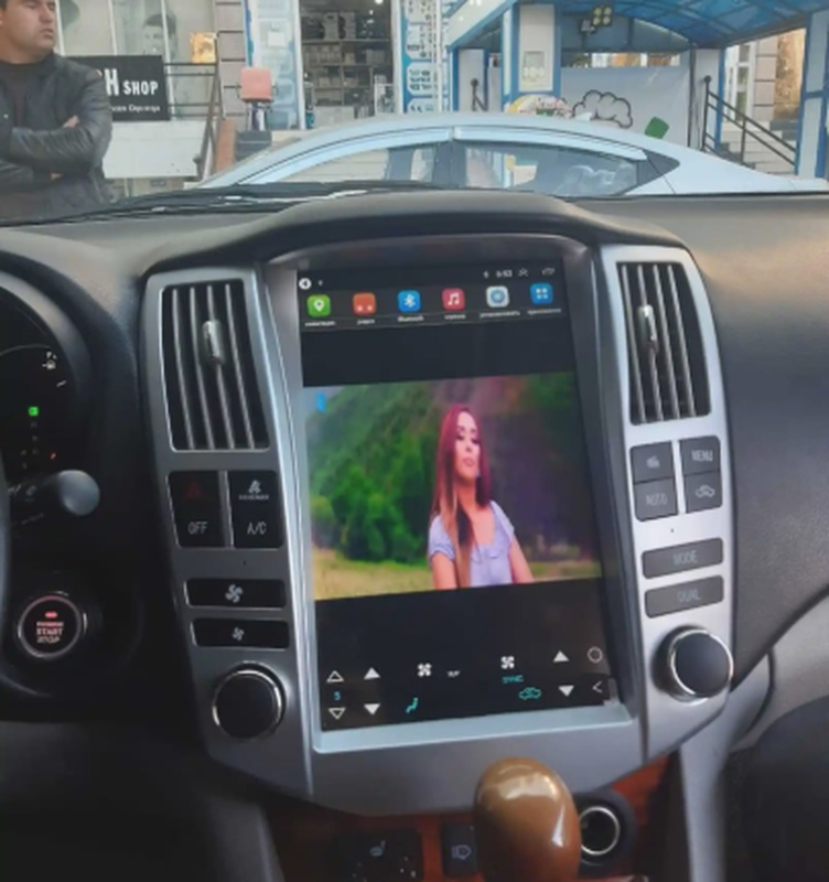 Штатный монитор Tesla на Lexus